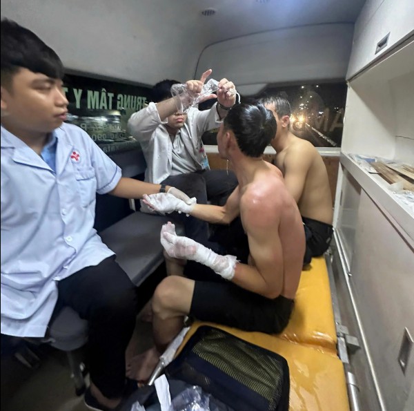 TP.HCM: Nổ thùng hóa chất khi chữa cháy, 2 chiến sĩ bị bỏng