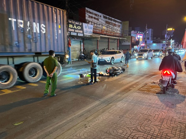 TP.HCM: Phát hiện người đàn ông tử vong giữa đường, thi thể không nguyên vẹn TP.HCM: Phát hiện người đàn ông tử vong giữa đường, thi thể không nguyên vẹn