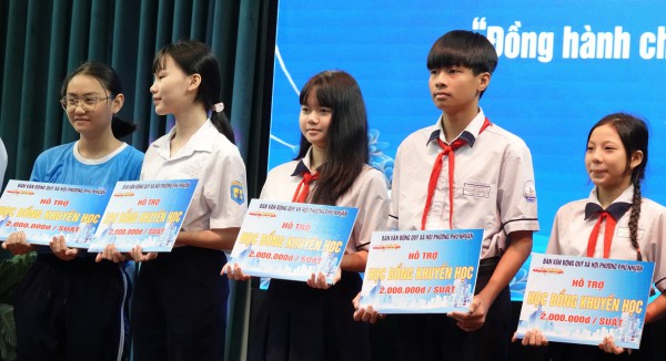 TP.HCM: Phường Phú Nhuận tiếp nhận 4,6 tỉ đồng trợ giúp hộ khó khăn