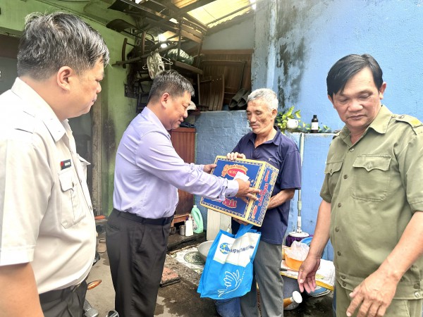 TP.HCM: Phường Tam Bình hỗ trợ người dân sau trận ngập 'lịch sử' TP.HCM: Phường Tam Bình hỗ trợ người dân sau trận ngập 'lịch sử'