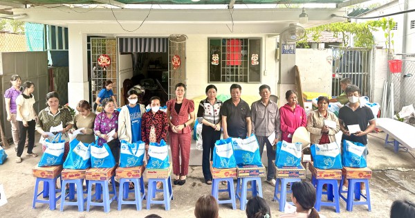 TP.HCM: Phường Tam Bình hỗ trợ người dân sau trận ngập 'lịch sử' TP.HCM: Phường Tam Bình hỗ trợ người dân sau trận ngập 'lịch sử'