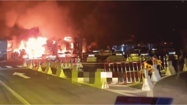 TP.HCM: Sau cú tông mạnh, 2 xe bốc cháy dữ dội TP.HCM: Sau cú tông mạnh, 2 xe bốc cháy dữ dội