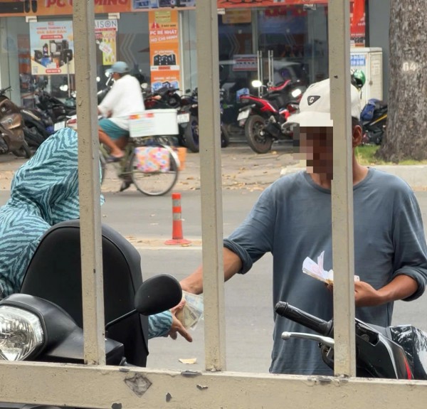 TP.HCM: Tái diễn tình trạng 'xẻ thịt' vỉa hè, thu phí giữ xe trên trời