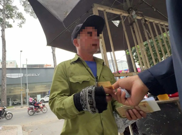 TP.HCM: Tái diễn tình trạng 'xẻ thịt' vỉa hè, thu phí giữ xe trên trời