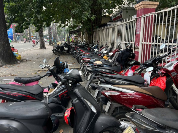 TP.HCM: Tái diễn tình trạng 'xẻ thịt' vỉa hè, thu phí giữ xe trên trời