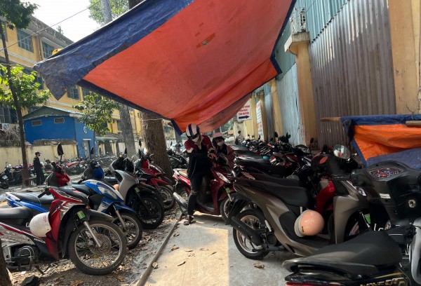 TP.HCM: Tái diễn tình trạng 'xẻ thịt' vỉa hè, thu phí giữ xe trên trời