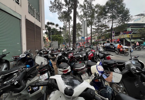 TP.HCM: Tái diễn tình trạng 'xẻ thịt' vỉa hè, thu phí giữ xe trên trời