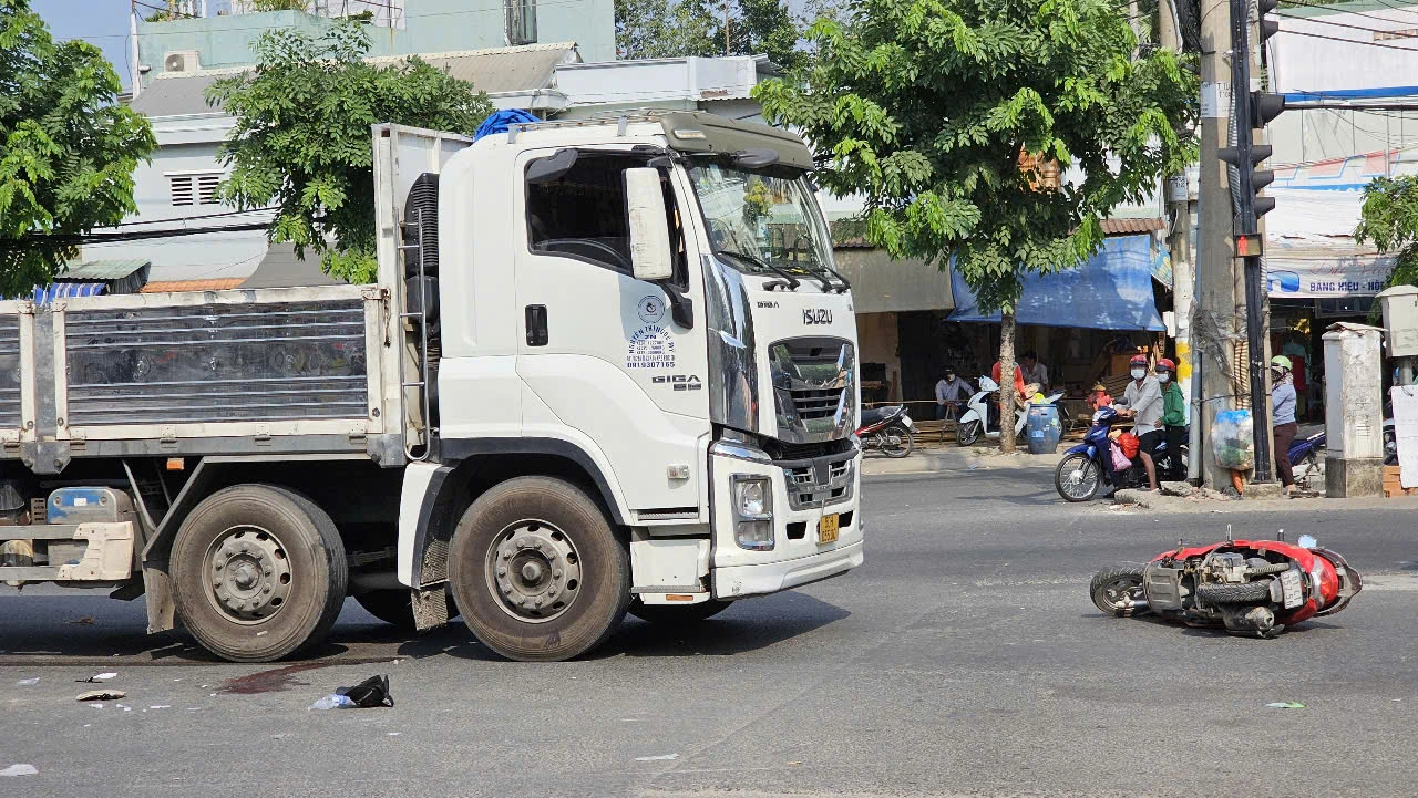 TP.HCM: Tai nạn giữa ô tô tải và xe máy khiến 2 mẹ con thương vong