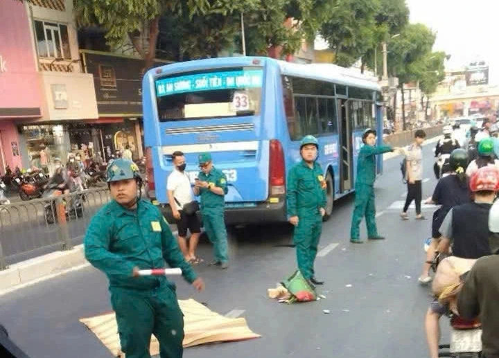 TP.HCM: Tai nạn liên hoàn, xe buýt cán tử vong tài xế công nghệ