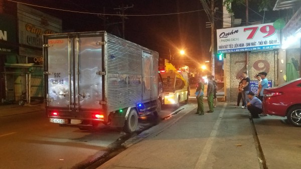 TP.HCM: Tai nạn xe máy với xe tải trong đêm, 1 người tử vong