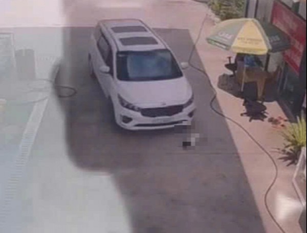 TP.HCM: Tài xế ô tô ôm cua cán tử vong bé gái 2 tuổi trong cây xăng