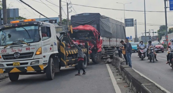 TP.HCM: Tài xế xe tải kẹt cứng trong cabin khi va chạm xe container