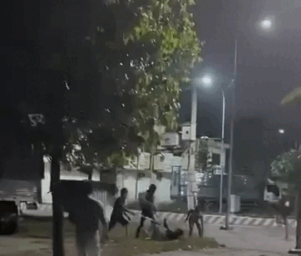 TP.HCM: Tạm giữ nhóm hành hung người đang nhậu trên vỉa hè TP.HCM: Tạm giữ nhóm hành hung người đang nhậu trên vỉa hè