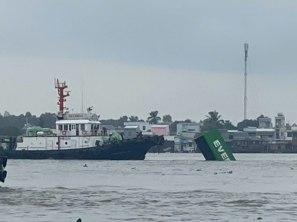 TP.HCM: Tàu va chạm sà lan ở ngã ba Đèn Đỏ, 9 thùng container rơi xuống sông