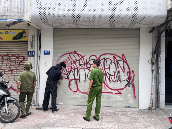 TP.HCM: Thanh niên mang 8 chai sơn đi vẽ bậy thì bị công an phát hiện TP.HCM: Thanh niên mang 8 chai sơn đi vẽ bậy thì bị công an phát hiện