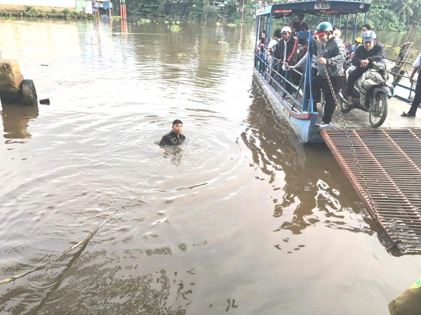TP.HCM: Thành viên an ninh cơ sở xã Bình Lợi cứu học sinh rơi sông TP.HCM: Thành viên an ninh cơ sở xã Bình Lợi cứu học sinh rơi sông