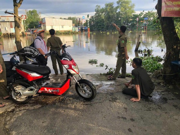 TP.HCM: Thành viên an ninh cơ sở xã Bình Lợi cứu học sinh rơi sông TP.HCM: Thành viên an ninh cơ sở xã Bình Lợi cứu học sinh rơi sông