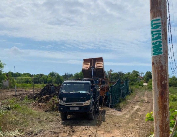 TP.HCM: Truy tìm nhiều xe ben chở bùn, chất thải xây dựng san lấp trái phép TP.HCM: Truy tìm nhiều xe ben chở bùn, chất thải xây dựng san lấp trái phép