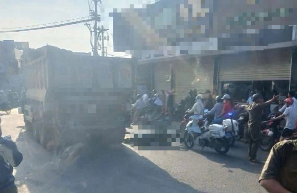 TP.HCM: Va chạm xe ben, 2 phụ nữ thương vong ở ngã tư Đông Thạnh TP.HCM: Va chạm xe ben, 2 phụ nữ thương vong ở ngã tư Đông Thạnh