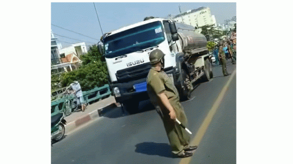 TP.HCM: Va chạm xe bồn trên cầu, một phụ nữ tử vong