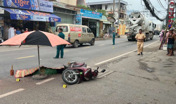 TP.HCM: Va chạm xe bồn trên đường Nguyễn Duy Trinh, cô gái trẻ tử vong tại chỗ TP.HCM: Va chạm xe bồn trên đường Nguyễn Duy Trinh, cô gái trẻ tử vong tại chỗ