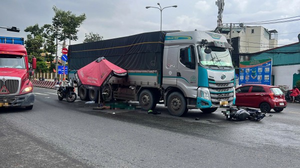 TP.HCM: Va chạm xe tải, nữ sinh tử vong thương tâm TP.HCM: Va chạm xe tải, nữ sinh tử vong thương tâm