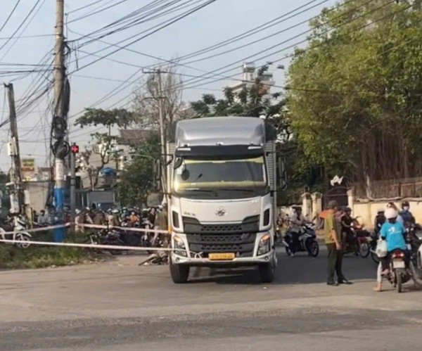 TP.HCM: Va chạm xe tải trên đường đi làm, nữ công nhân tử vong thương tâm TP.HCM: Va chạm xe tải trên đường đi làm, nữ công nhân tử vong thương tâm