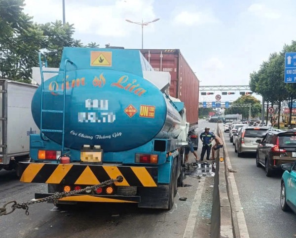 TP.HCM: Xa lộ Hà Nội ùn ứ hơn 1 km vì xe bồn tông xe container TP.HCM: Xa lộ Hà Nội ùn ứ hơn 1 km vì xe bồn tông xe container
