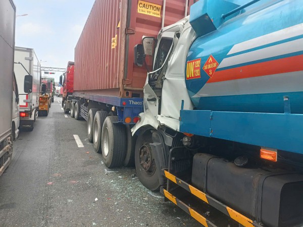 TP.HCM: Xa lộ Hà Nội ùn ứ hơn 1 km vì xe bồn tông xe container TP.HCM: Xa lộ Hà Nội ùn ứ hơn 1 km vì xe bồn tông xe container