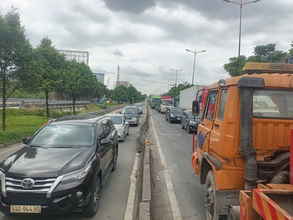 TP.HCM: Xa lộ Hà Nội ùn ứ hơn 1 km vì xe bồn tông xe container TP.HCM: Xa lộ Hà Nội ùn ứ hơn 1 km vì xe bồn tông xe container