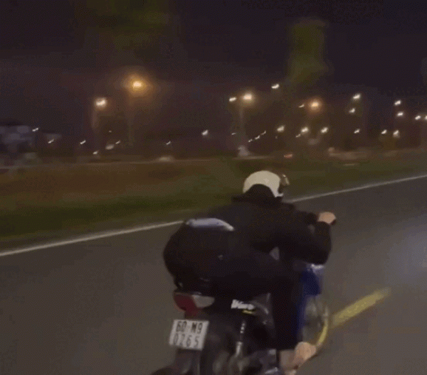 TP.HCM: Xác minh clip nam thanh niên 'diễn xiếc' khi lái xe trên song hành cao tốc TP.HCM: Xác minh clip nam thanh niên 'diễn xiếc' khi lái xe trên song hành cao tốc