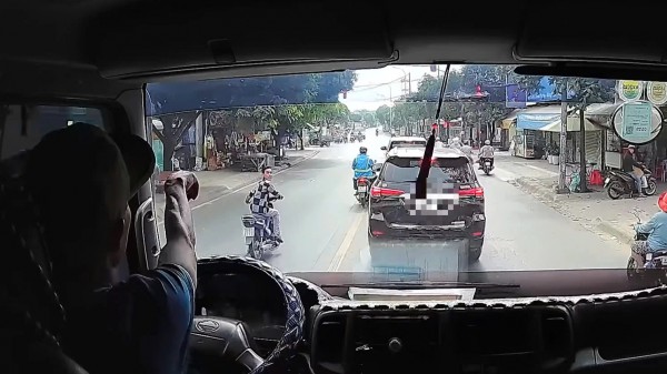 TP.HCM: Xác minh clip ô tô bị ném đá trên đường Lê Văn Khương