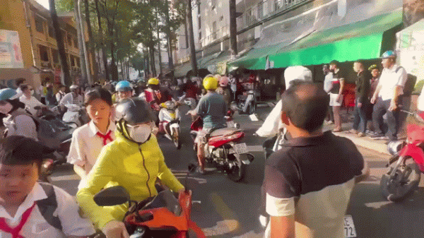 TP.HCM: Xác minh nhóm người dùng ghế, đá hỗn chiến trước cổng trường giờ tan học TP.HCM: Xác minh nhóm người dùng ghế, đá hỗn chiến trước cổng trường giờ tan học