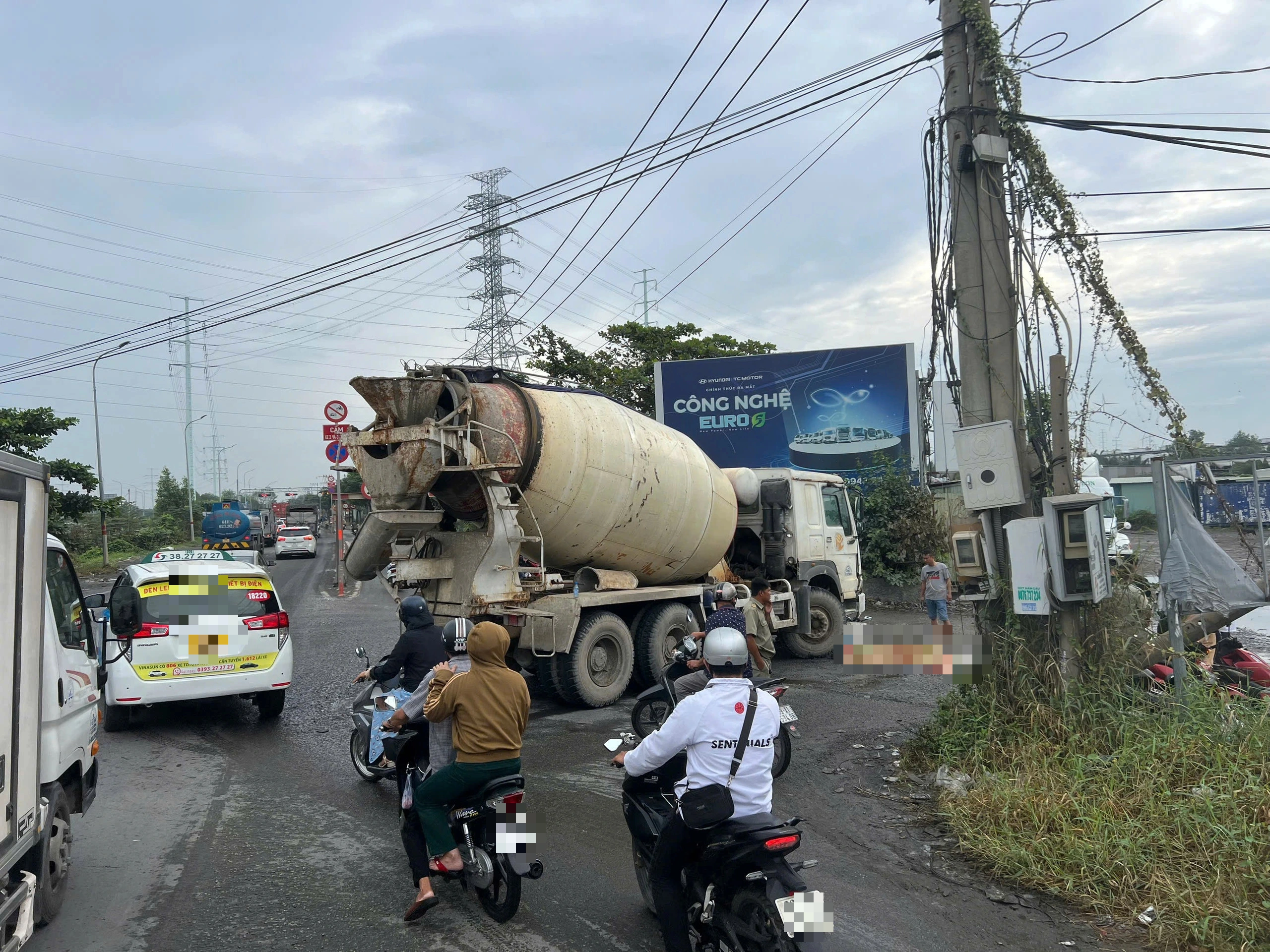 TP.HCM: Xe bồn vào bãi tông một cô gái tử vong trên đường Võ Chí Công