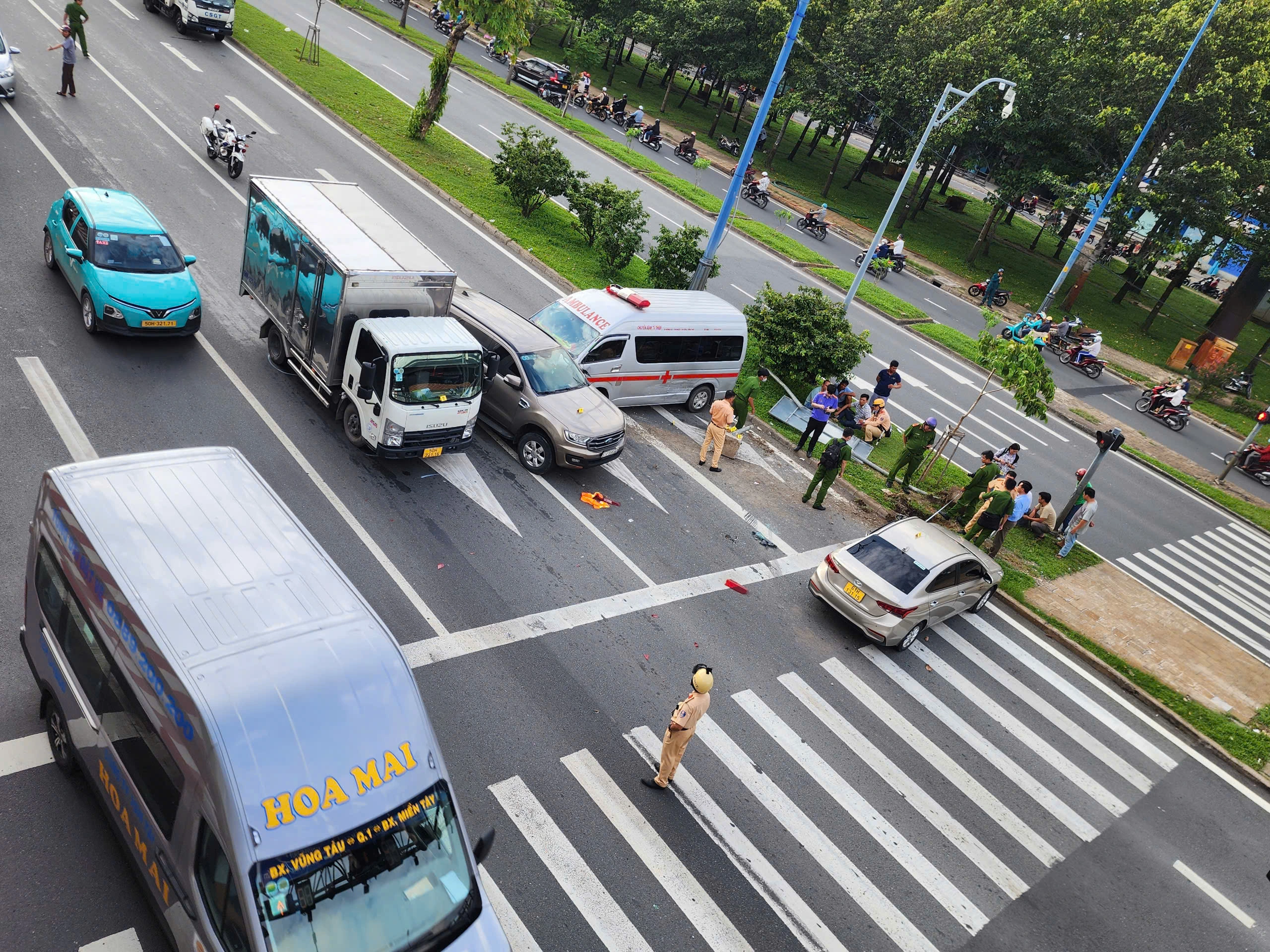 TP.HCM: Xe cấp cứu bị tai nạn liên hoàn trên đại lộ Võ Văn Kiệt