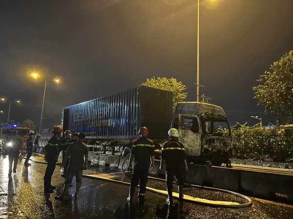 TP.HCM: Xe container cháy rụi trên quốc lộ 1 ở TP.Thủ Đức