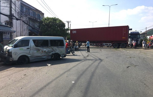 TP.HCM: Xe container va chạm xe 16 chỗ tại cầu vượt Linh Xuân, nhiều người bị thương