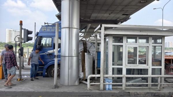 TP.HCM: Xe đầu kéo thắng gấp, cuộn thép văng vào trạm thu phí cầu Phú Mỹ