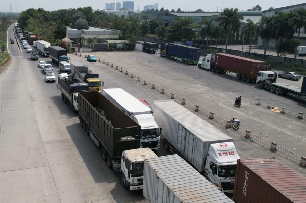 TP.HCM: Xe đầu kéo thắng gấp, cuộn thép văng vào trạm thu phí cầu Phú Mỹ