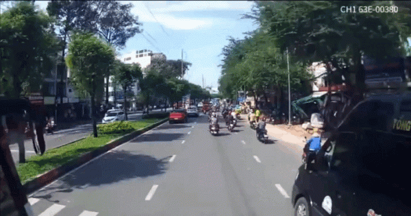 TP.HCM: Xe khách của 1 nhà xe liên tục vượt ẩu, va chạm giao thông