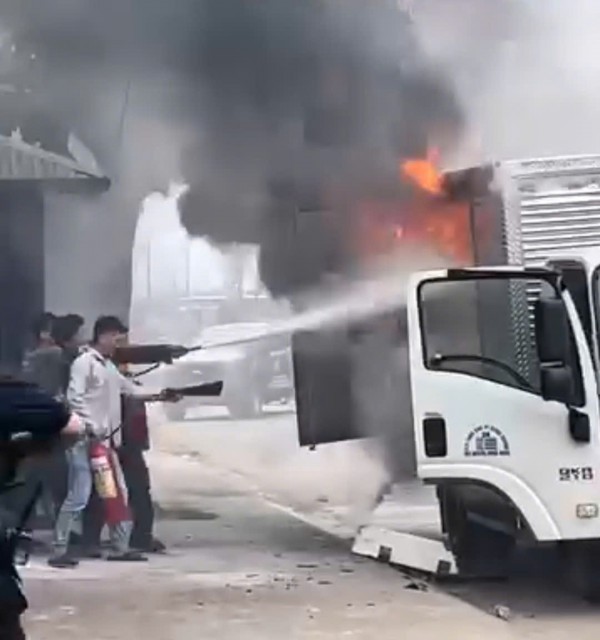 TP.HCM: Xe tải đang chạy bốc cháy dữ dội, nhiều người hỗ trợ tài xế dập lửa