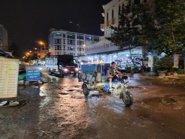 TP.HCM: Xe vượt tải ngang nhiên vào đường cấm quanh chợ đầu mối Bình Điền