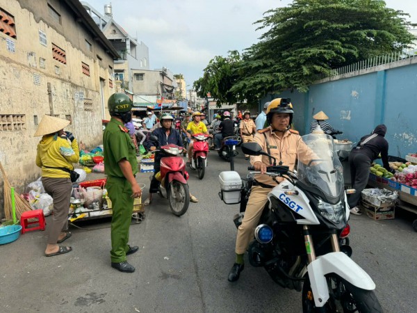 TP.HCM: Xử lý 'chợ' tự phát bủa vây trường tiểu học TP.HCM: Xử lý 'chợ' tự phát bủa vây trường tiểu học