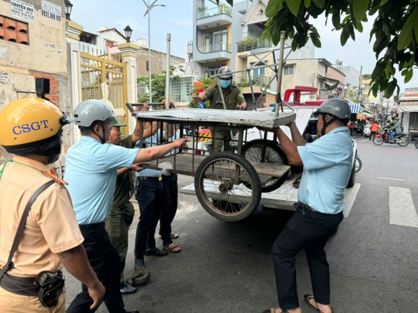 TP.HCM: Xử lý 'chợ' tự phát bủa vây trường tiểu học TP.HCM: Xử lý 'chợ' tự phát bủa vây trường tiểu học