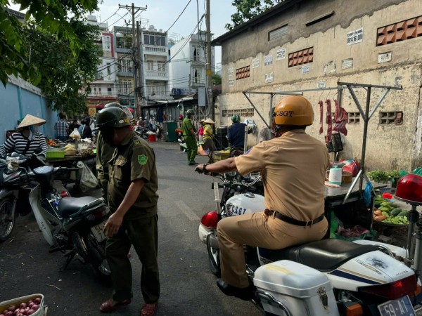 TP.HCM: Xử lý 'chợ' tự phát bủa vây trường tiểu học TP.HCM: Xử lý 'chợ' tự phát bủa vây trường tiểu học