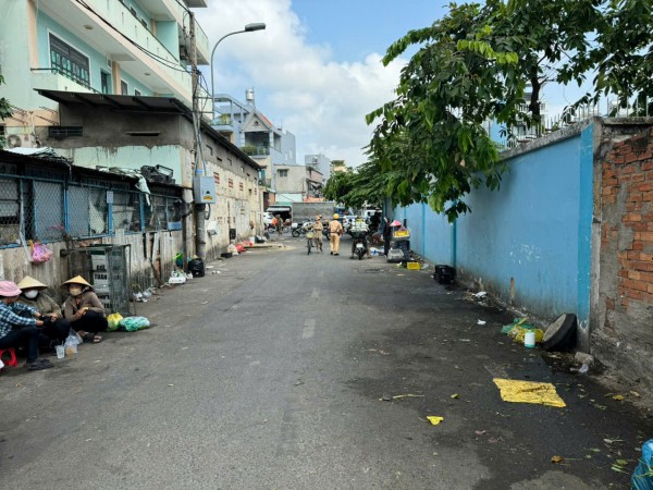 TP.HCM: Xử lý 'chợ' tự phát bủa vây trường tiểu học TP.HCM: Xử lý 'chợ' tự phát bủa vây trường tiểu học