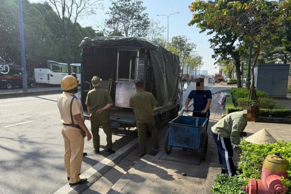 TP.HCM: Xử lý kiên quyết vi phạm vỉa hè, lòng đường ở nhiều tuyến phố