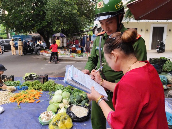 TP.HCM: Xử lý kiên quyết vi phạm vỉa hè, lòng đường ở nhiều tuyến phố