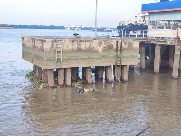 TP.HCM: Đang đi tuần tra phát hiện thi thể người trôi sông Nhà Bè TP.HCM: Đang đi tuần tra phát hiện thi thể người trôi sông Nhà Bè