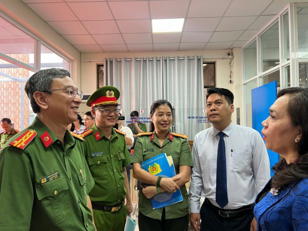 TP.HCM đồng loạt ra mắt 20 bộ phận một cửa tại công an cấp xã TP.HCM đồng loạt ra mắt 20 bộ phận một cửa tại công an cấp xã